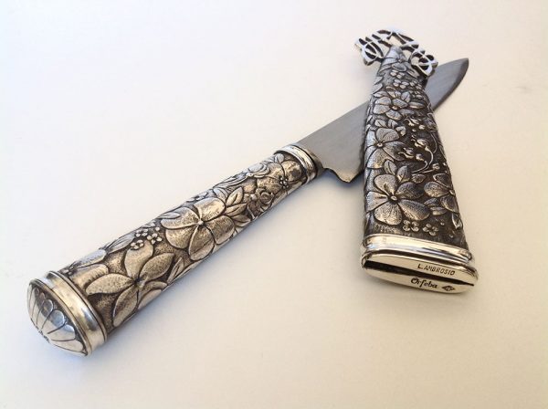 Cuchillo con Vaina de Plata Cincelada